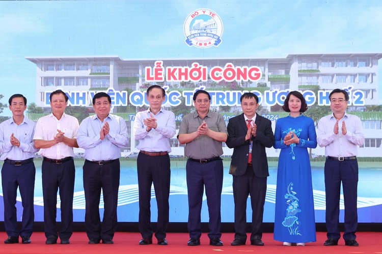 Thủ tướng Chính phủ Phạm Minh Chính, lãnh đạo các bộ, ngành Trung ương và địa phương tại Lễ khởi công xây dựng Bệnh viện Quốc tế Trung ương Huế cơ sở 2 