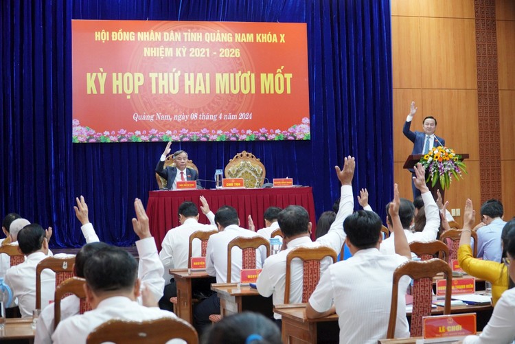 Đại biểu Hội đồng nhân dân tỉnh Quảng Nam biểu quyết thông qua miễn nhiệm các chức danh lãnh đạo chủ chốt Quảng Nam bị UBKT Trung ương kết luận có vi phạm.