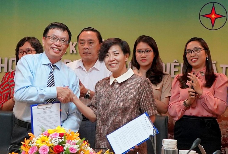 Đại diện PC Khánh Hòa và SolarBK ký kết hợp tác về việc quảng bá và phát triển ĐMTMN.