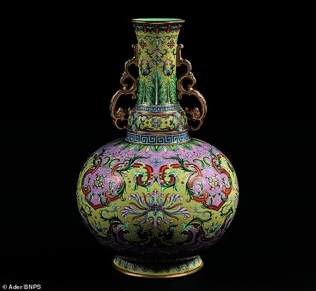 Chiếc bình gốm cổ có xuất xứ từ Trung Quốc, được tạo ra từ thế kỷ 18, vốn để dùng trong hoàng cung