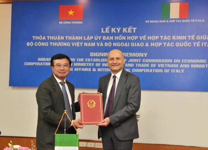 Bộ Công Thương Việt Nam và Bộ Ngoại giao - Hợp tác Quốc tế Italia vừa ký kết Thỏa thuận thành lập Ủy ban hỗn hợp (UBHH) về hợp tác kinh tế. Ảnh: VGP