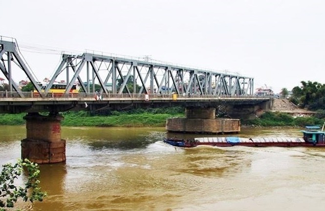Cầu Đuống hiện tại có độ tĩnh không thấp và tàu thuyền qua lại khó khăn.