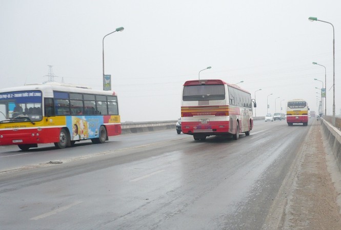 Điều chỉnh lộ trình hàng loạt tuyến buýt để sửa chữa mặt cầu Thăng Long