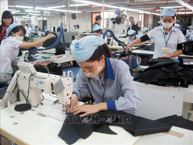 Ngành dệt may Việt Nam sản xuất hàng sang châu Âu. Ảnh tư liệu: TTXVN