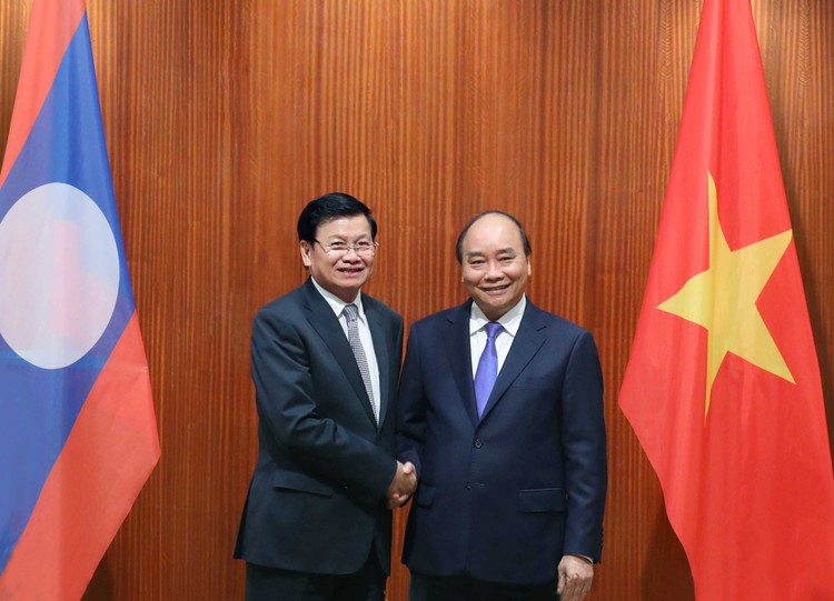 Thủ tướng Nguyễn Xuân Phúc và Thủ tướng Lào Thongloun
Sisoulith. Ảnh: VGP