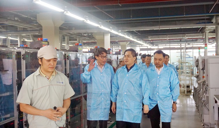 Đoàn cán bộ của Bộ KH&CN cũng đã
tham quan dây chuyền sản xuất và khu LAB nông nghiệp thông minh của VNPT
Technology.