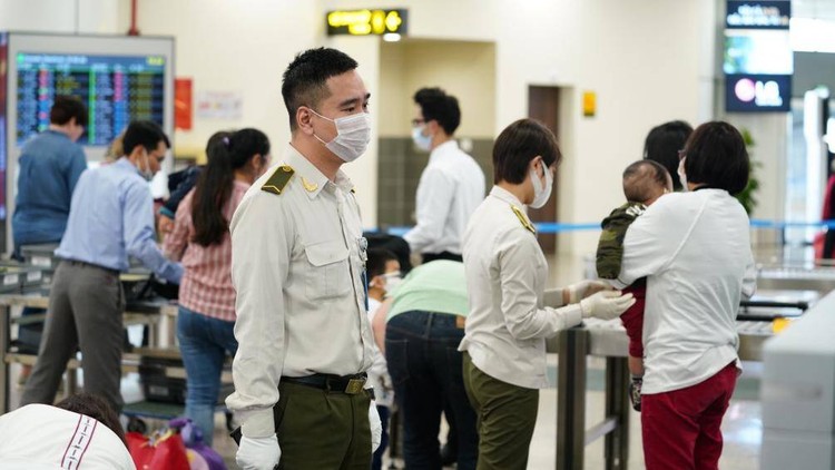 Kiểm tra an ninh hàng không tại sân
bay quốc tế Nội Bài