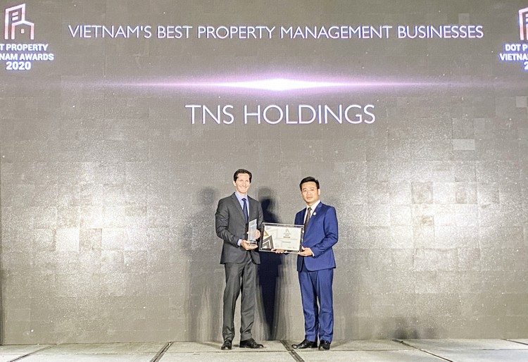 Ông Nguyễn Việt
Sơn, Tổng Giám đốc TNS Holdings nhận giải thưởng 