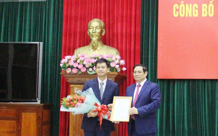 Đồng chí Phạm Minh Chính
trao quyết định cho tân Bí thư Tỉnh ủy Quảng Trị Lê Quang Tùng (bên trái).