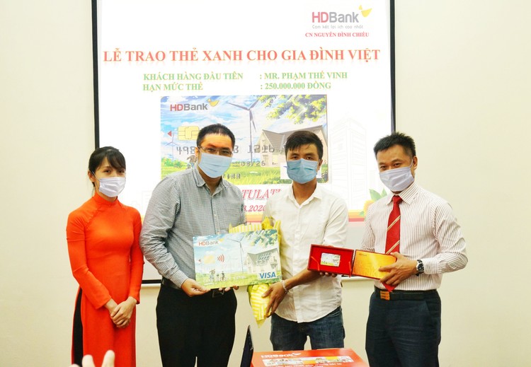 HDBank trao “Thẻ Xanh cho gia đình Việt” cho khách hàng đầu tiên tại TP.HCM