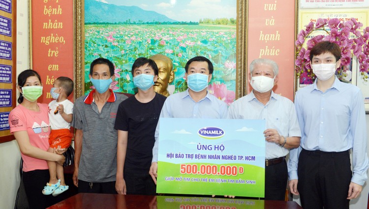 Ông Đỗ Thanh Tuấn, Giám đốc Đối ngoại công ty Vinamilk trao tặng kinh phí mổ tim cho trẻ em có hoàn cảnh khó khăn đến Hội Bảo trợ Bệnh nhân nghèo Tp.HCM.