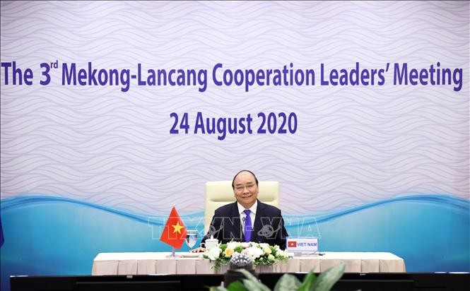 Thủ tướng Nguyễn Xuân Phúc, Chủ tịch ASEAN 2020 dự trực tuyến tại điểm cầu Hà Nội.