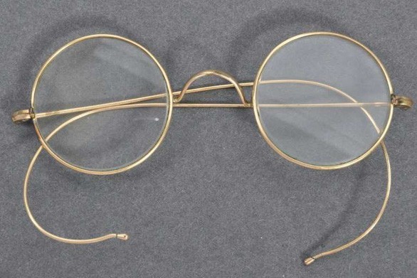 Cặp kính mạ vàng của Mahatma Gandhi - Ảnh: AFP
