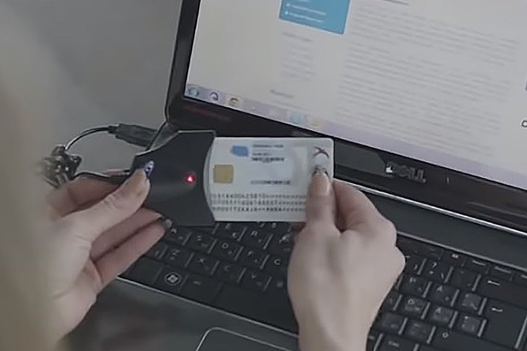 Sử dụng thẻ căn cước công dân điện tử tại Estonia. Ảnh: e-estonia.com.