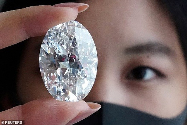 Viên kim cương nặng 102,39 carat là một viên kim cương trắng lấp lánh hoàn mỹ