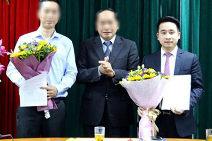 Ông Vũ Hùng Sơn (bìa phải) thời điểm nhận quyết định bổ nhiệm giữ chức Phó Chánh Văn phòng Ban Chỉ đạo 389