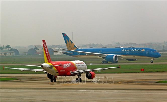 Máy bay của hai hãng hàng không Vietnam Airlines và Vietjet Air. Ảnh: TTXVN