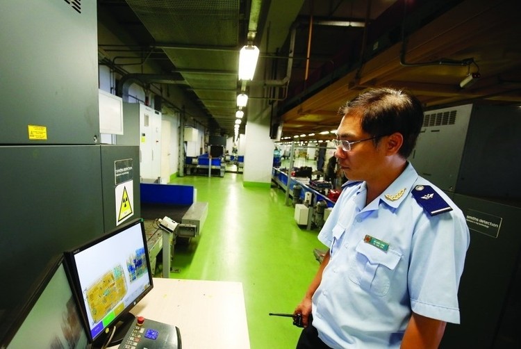 Hệ thống một cửa quốc gia và Hệ thống quản lý giám sát hải quan tự động tại sân bay Nội Bài giúp giảm thiểu chi phí và thời gian giải quyết các thủ tục. Nguồn Internet