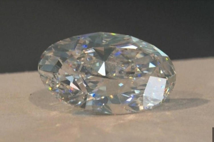 Viên kim cương trắng siêu hiếm bán đấu giá với giá hời