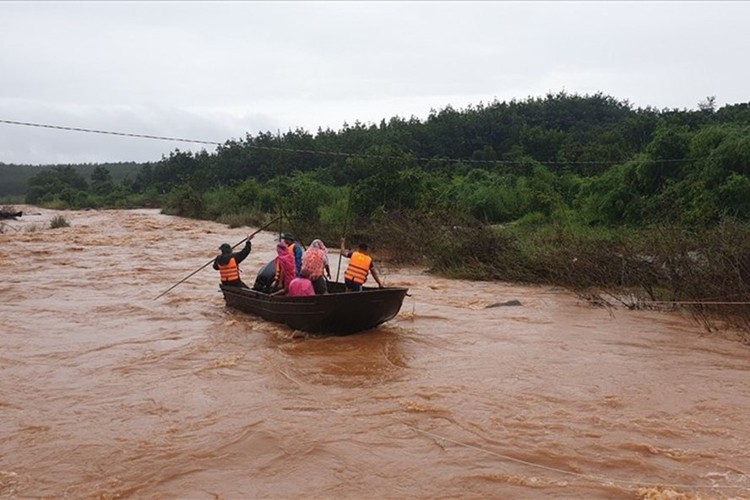 Lực lượng cứu hộ của huyện Chư Prông, tỉnh Gia Lai tìm kiếm người mất tích do mưa lũ (ảnh chụp ngày 7/10)