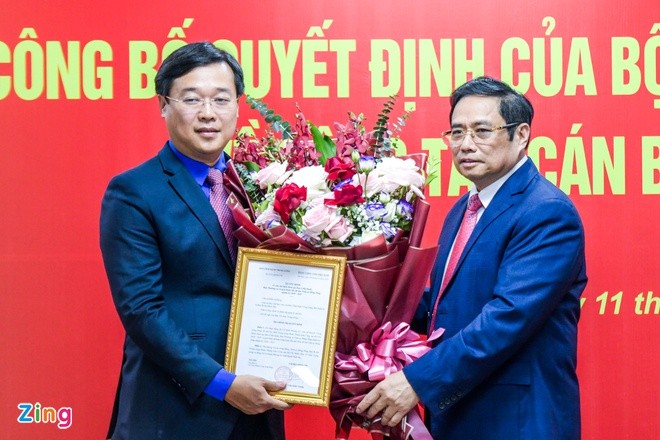 Trưởng ban Tổ chức Trung ương Phạm Minh Chính (phải) trao quyết định cho ông Lê Quốc Phong.