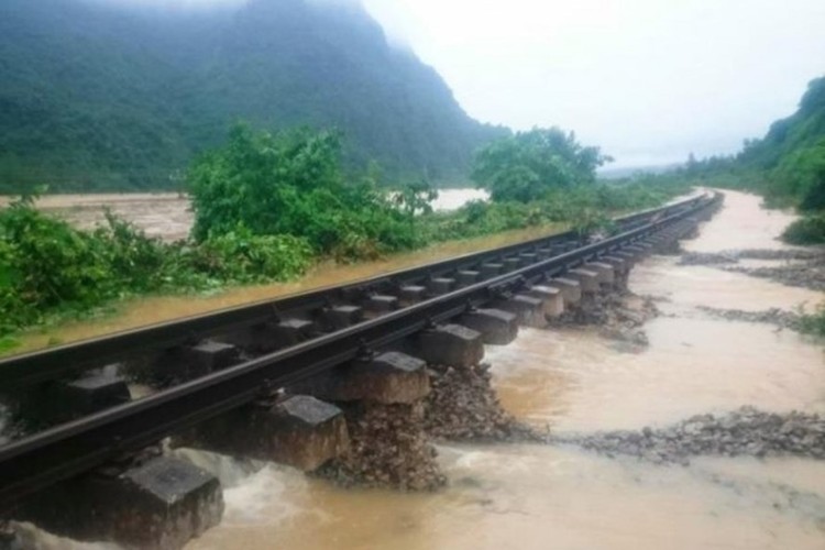 Mưa lũ tại một số tỉnh miền Trung đã gây ngập và hỏng đường ray, không thể tổ chức khai thác chạy tàu. Ảnh GT