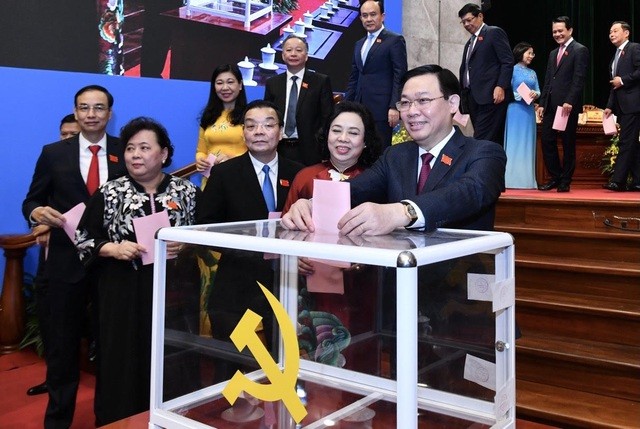 Bí thư Thành ủy Hà Nội Vương Đình Huệ và các đại biểu bỏ phiếu bầu Ban Chấp hành Đảng bộ TP khóa XVII. 