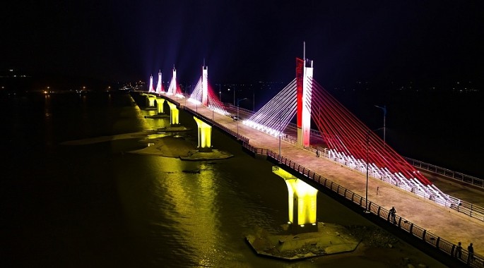 Cầu Cổ Lũy với điểm nhấn là 5 trụ dây văng được chiếu sáng theo các kịch bản tạo cảnh quan đặc sắc về đêm trên sông Trà Khúc.