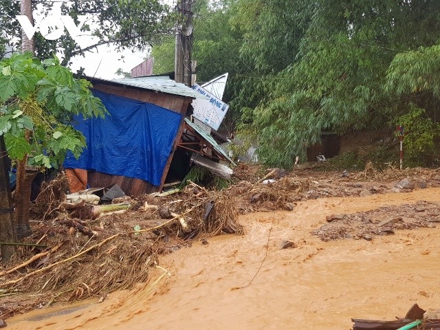 Mưa lớn gây sạt lở nghiêm trọng tại huyện Nam Trà My, tỉnh Quảng Nam.