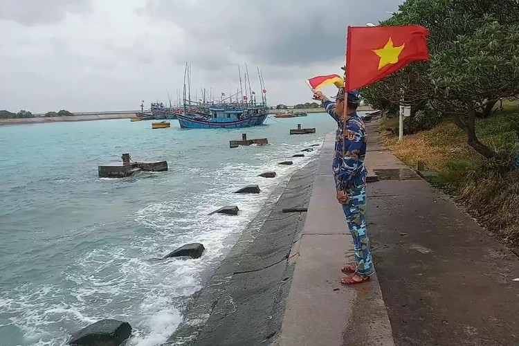 Tàu thuyền tránh trú bão số 9 tại âu tàu của đảo Song Tử Tây, Trường Sa, Khánh Hòa. Ảnh: TTXVN phát