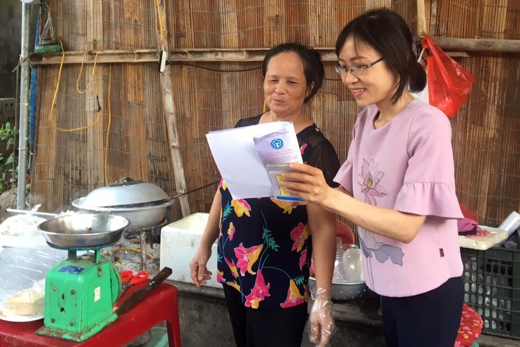 Bà Trần Thị Minh Thịnh tích cực tư vấn, vận động người dân tham gia BHXH tự nguyện tại địa bàn