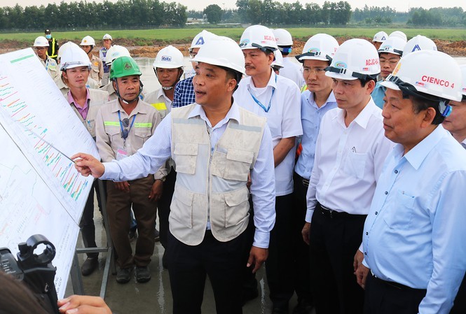 Phó Thủ tướng Thường trực Trương Hòa Bình kiểm tra tại Sân bay Tân Sơn Nhất