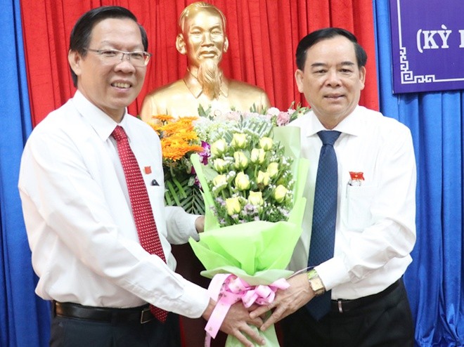 Bí thư Tỉnh ủy Bến Tre Phan Văn Mãi (bên trái) tặng hoa chúc mừng tân Chủ tịch UBND Tỉnh. Ảnh: Báo Đồng Khởi