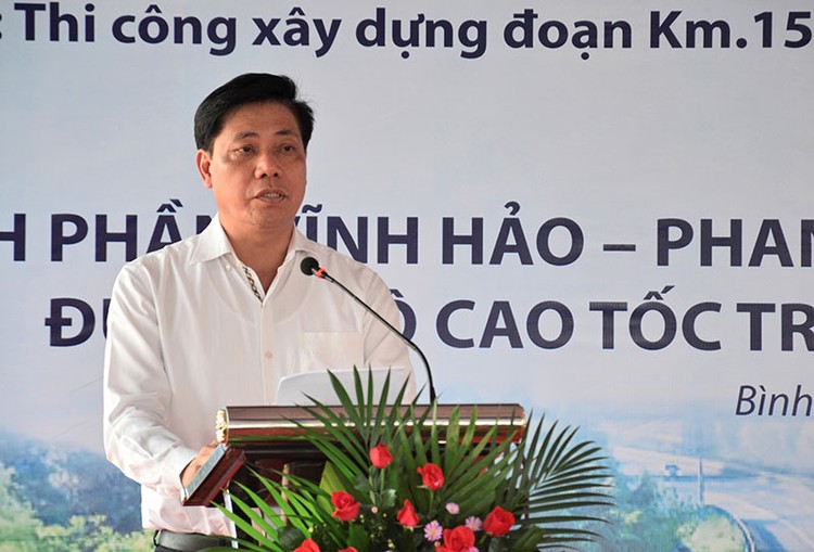 Thứ trưởng GTVT Nguyễn Ngọc Đông phát biểu và phát lệnh triển khai thi công. Ảnh: Nhân Dân