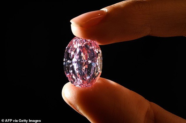 Được mệnh danh là “The Spirit of the Rose” (Linh hồn của bông hồng), viên kim cương này đã được bán với giá 26,6 triệu USD