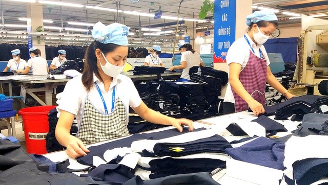 Lao động nữ làm việc trong ngành may mặc 