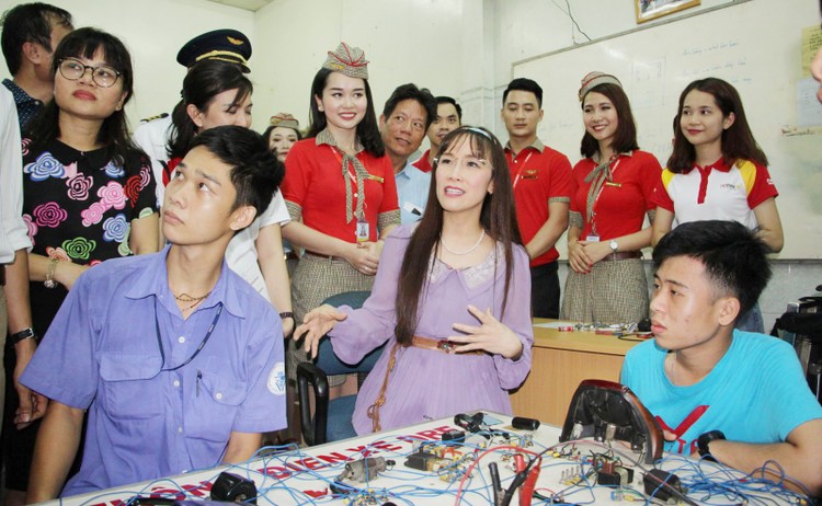 Bà Nguyễn Thị Phương Thảo, tổng giám đốc Vietjet, cùng nhân viên trong một hoạt động từ thiện thăm cơ sở bảo trợ thanh thiếu niên. Ảnh: Hữu Tài