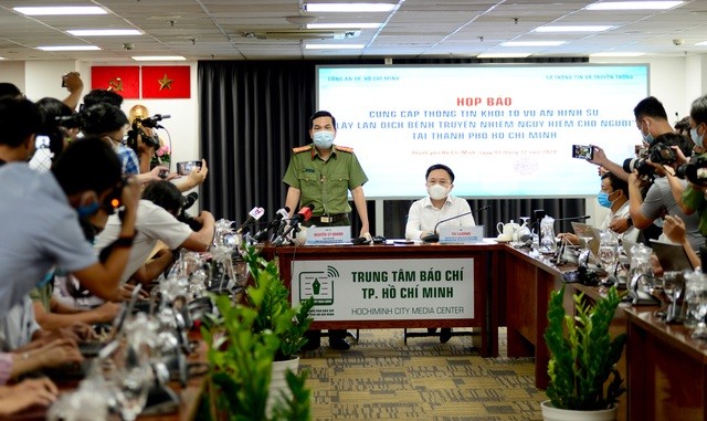 Đại tá Nguyễn Sỹ Quang trả lời các câu hỏi của phóng viên trong buổi họp báo.