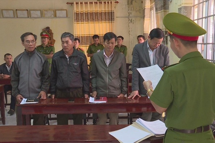 Công an tỉnh Đắk Lắk đọc lệnh bắt giam các cán bộ Công ty Lâm nghiệp Ea Kar. Ảnh: T.X
