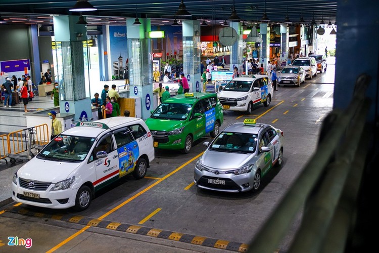 Taxi, xe hợp đồng đón khách ở làn D bên trong bãi xe của sân bay Tân Sơn Nhất từ ngày 14/11