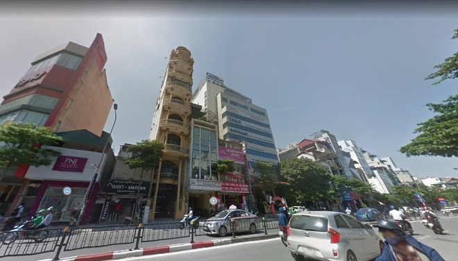 Căn nhà 7 tầng (màu vàng) mặt phố Tôn Đức Thắng (quận Đống Đa, Hà Nội) đang được VietinBank rao bán đấu giá. Ảnh: Google.