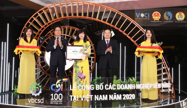 Bà Phạm Thị Vân Khánh – Giám đốc Ban Khách hàng doanh nghiệp nhỏ và vừa, đại diện BIDV nhận giải thưởng
