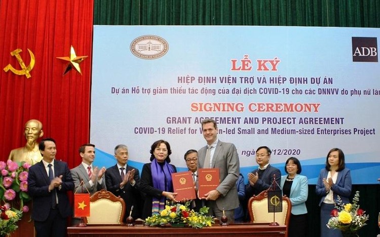 Thống đốc Ngân hàng Nhà nước Việt Nam, bà Nguyễn Thị Hồng và Giám đốc quốc gia ADB tại Việt Nam, ông Andrew Jeffries ký kết hiệp định