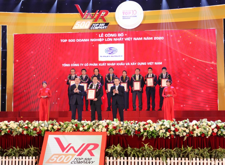 Ông Nguyễn Khắc Hải, Phó Tổng giám đốc thay mặt Tổng công ty CP Vinaconex đón nhận Chứng nhận của Ban tổ chức