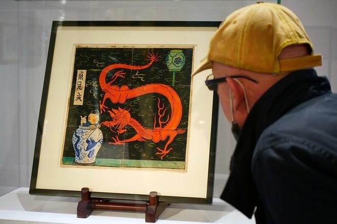 Bức vẽ gốc The Blue Lotus được trưng bày trước phiên bán đấu giá ở Paris ngày 13/1. REUTERS