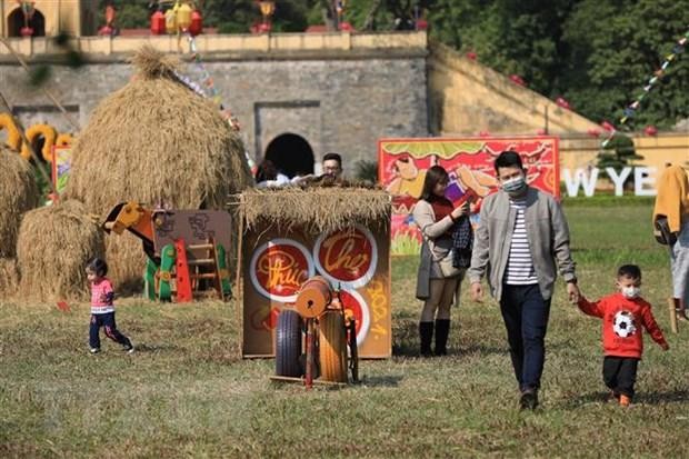 Du khách tham quan và trải nghiệm không khí Tết Việt xưa qua các trò chơi dân gian ở Hoàng thành Thăng Long. Ảnh: TTXVN