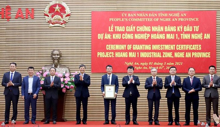 Chủ tịch UBND tỉnh Nghệ An Nguyễn Đức Trung trao giấy chứng nhận đăng ký đầu tư Dự án KCN Hoàng Mai 1 cho Công ty CP Hoàng Thịnh Đạt. Ảnh: Báo Nhân Dân
