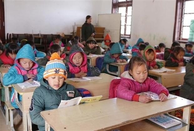 Học sinh mặc đủ ấm khi đến lớp đảm bảo sức khỏe để chống chọi với thời tiết khắc nhiệt trên cao nguyên đá Sìn Hồ tỉnh Lai Châu. Ảnh: TTXVN