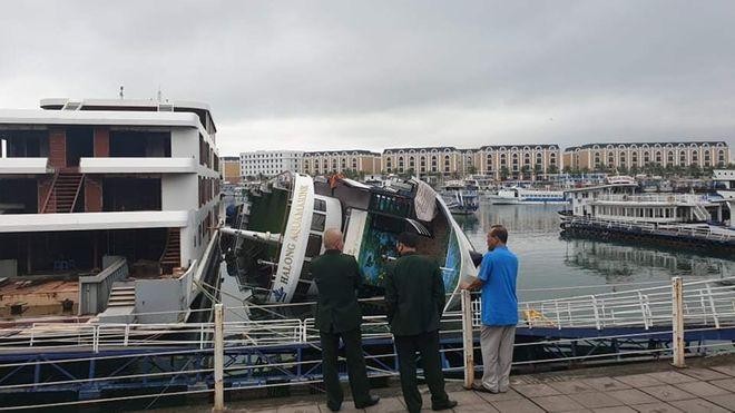 Cơ quan chức năng Quảng Ninh đang điều tra vụ du thuyền neo đậu tại Cảng Tuần Châu bị lật ngang