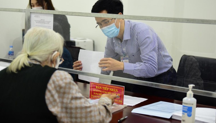 Nhiều người nhận hồ sơ tự ứng cử đại biểu Quốc hội tại Hà Nội